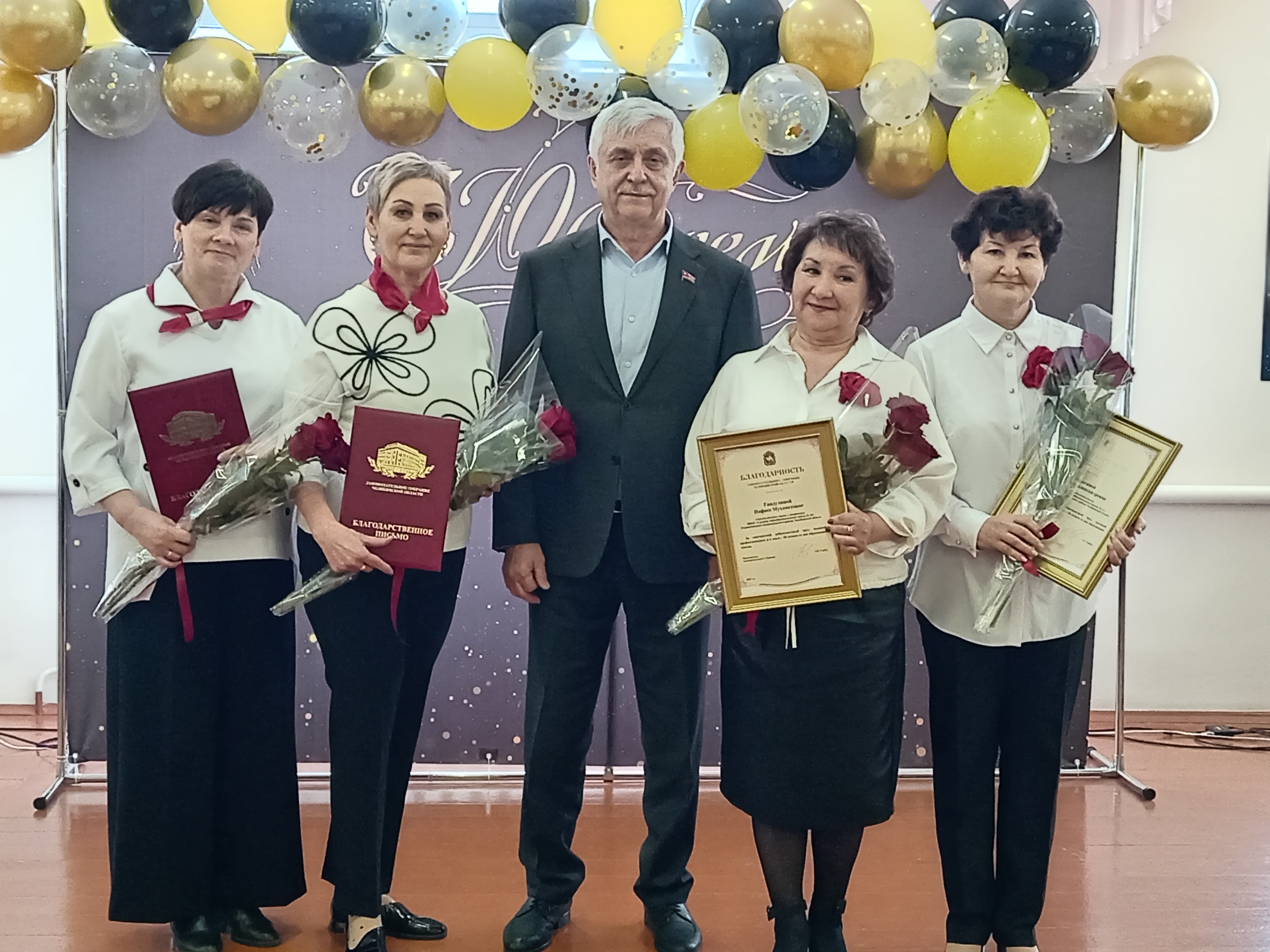 Депутат Законодательного Собрания Валерий Филиппов поздравил школу № 14 поселка Красногорского Еманжелинского округа с 30-летием