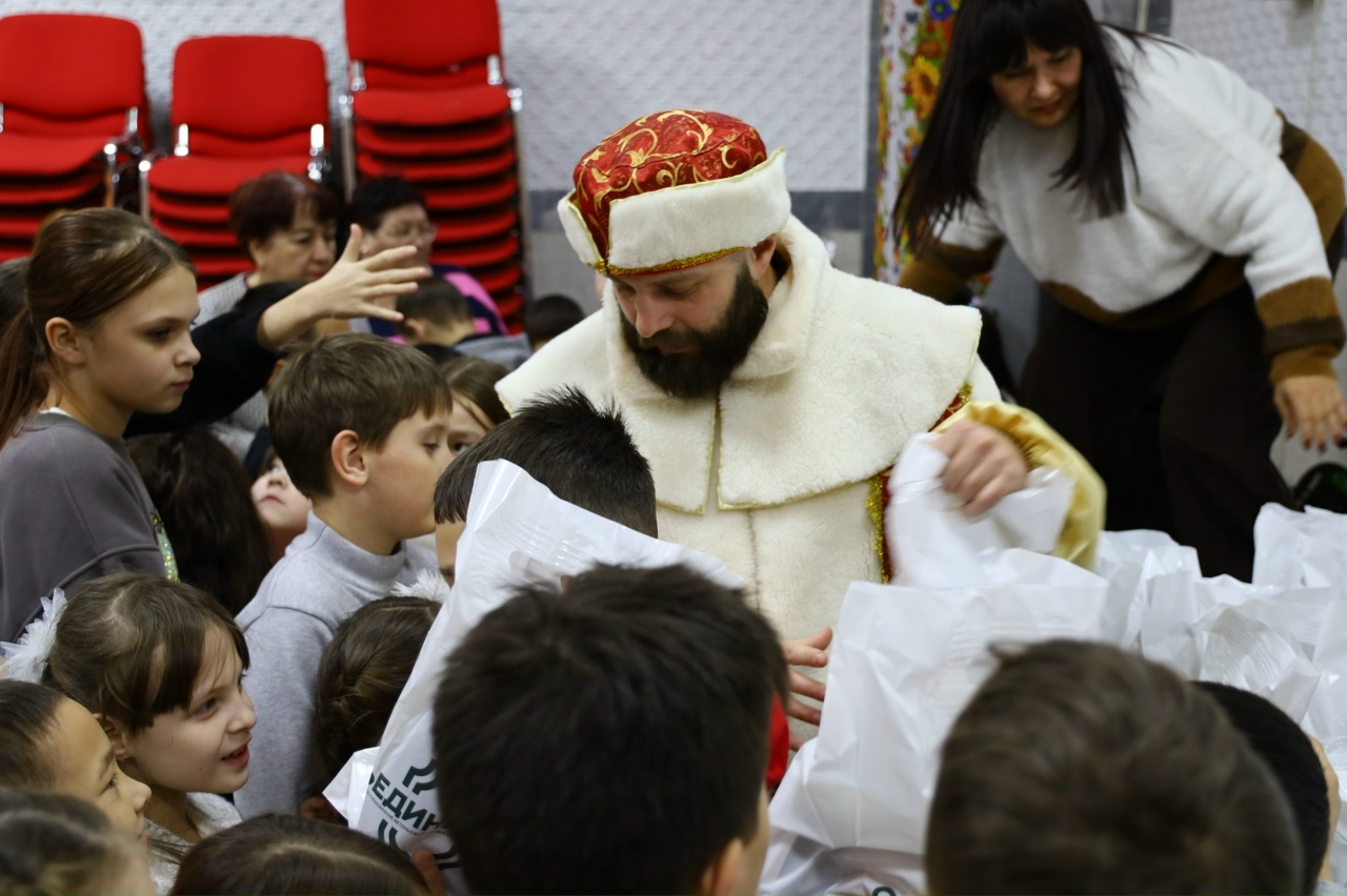 Депутаты Законодательного Собрания принимают участие в акциях «Ёлка желаний» и «Снеговики-добряки»