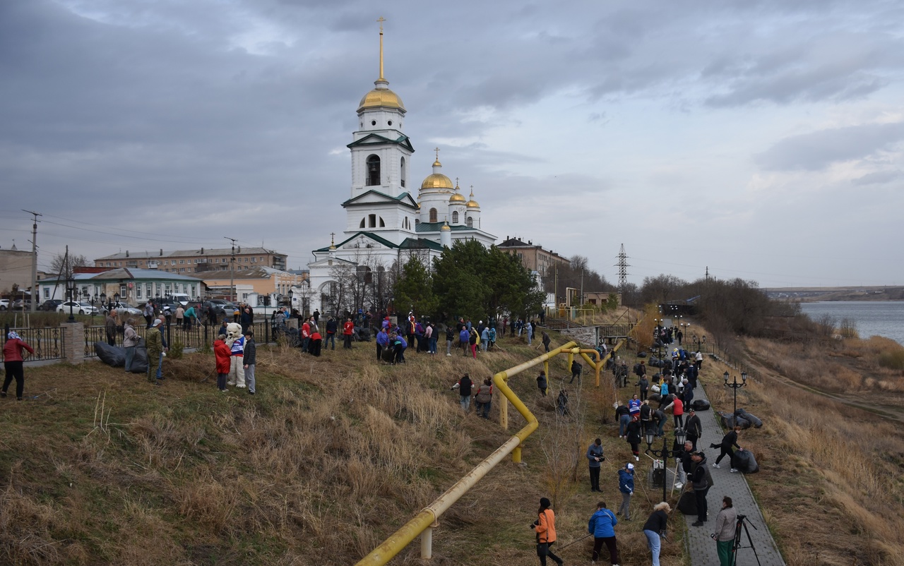 В Троицке прошел субботник на набережной Свято-Троицкого кафедрального собора