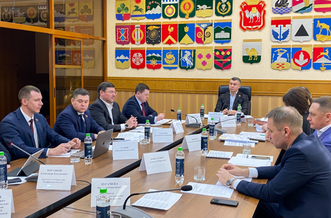 Комитет по экономической политике поддержал законодательную инициативу депутатов Архангельского областного Собрания в Госдуму в отношении времени продажи алкоголя в объектах общественного питания