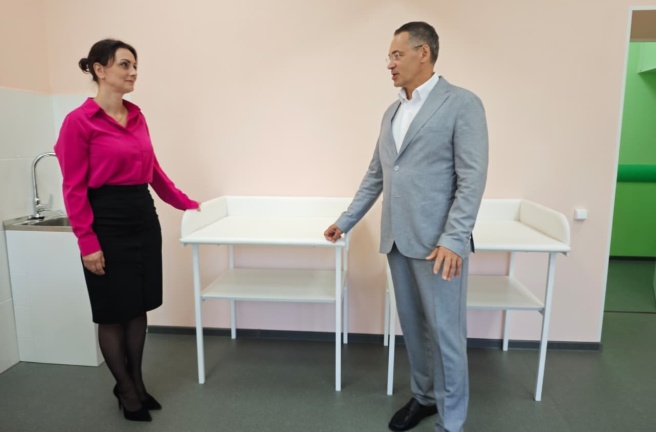 Благодаря поддержке депутата Законодательного Собрания Челябинской области Олега Садовских, городская детская поликлиника Златоуста получила новое медицинское оборудование и мебель