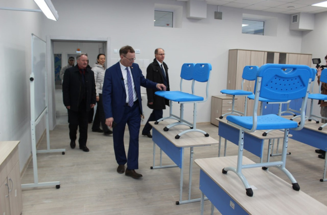 Владимир Перезолов побывал в новом корпусе Увельской средней школы №1