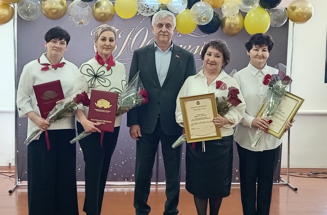 Депутат Законодательного Собрания Валерий Филиппов поздравил школу № 14 поселка Красногорского Еманжелинского округа с 30-летием