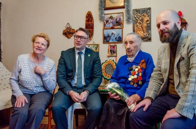 В день полного освобождения Ленинграда от фашистской блокады Артемий Галицын встретился с блокадниками, которые проживают в Кыштыме 