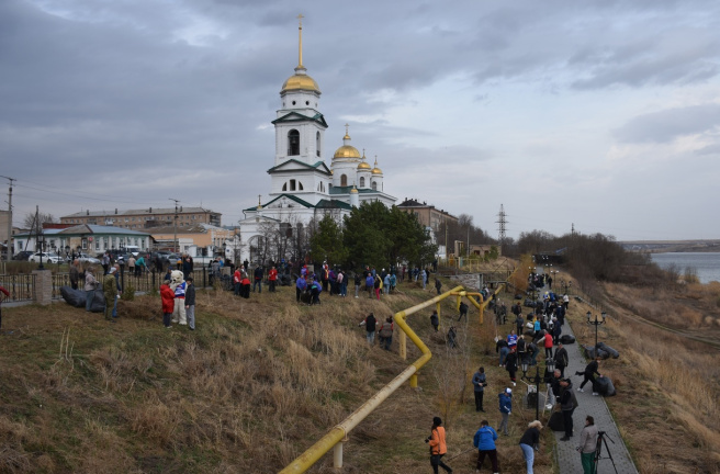 В Троицке прошел субботник на набережной Свято-Троицкого кафедрального собора
