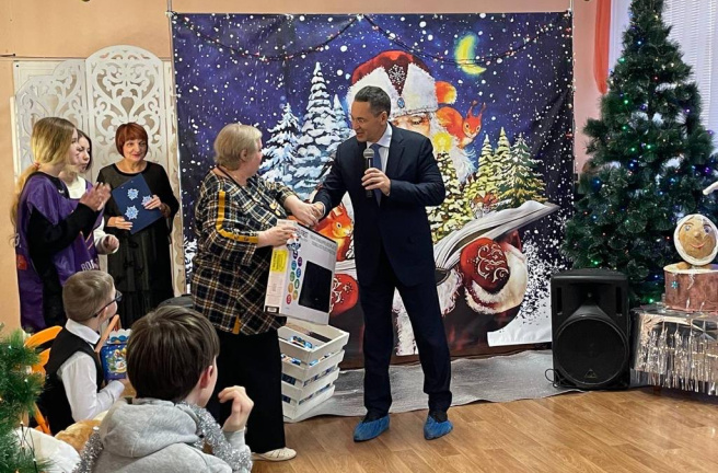 Депутаты Законодательного Собрания продолжают исполнять заветные мечты детей в рамках новогодних благотворительных акций