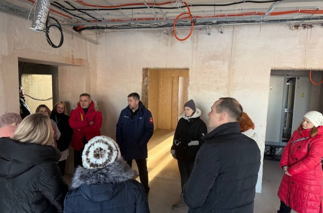 Денис Моисеев познакомился с ходом ремонтных работ в амбулатории села Еманжелинка Еткульского округа