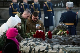 Возложение цветов ко Дню Неизвестного Солдата
