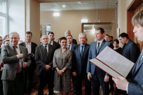 К 30-летию Законодательного Собрания Челябинской области открылась  выставка фотографий «В объективе – областной парламент»