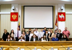 Александр Лазарев вручил паспорта юным гражданам Российской Федерации