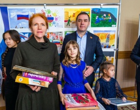 Александр Лазарев поздравил победителей конкурса детского рисунка «Россия помогает»