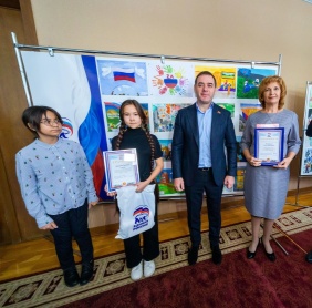Александр Лазарев поздравил победителей конкурса детского рисунка «Россия помогает»