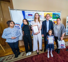 Александр Лазарев поздравил победителей конкурса детского рисунка «Россия помогает»