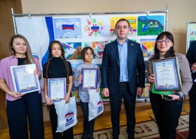 Александр Лазарев поздравил победителей конкурса детского рисунка «Россия помогает»