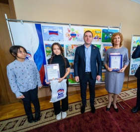 Александр Лазарев поздравил победителей конкурса детского рисунка «Россия помогает»