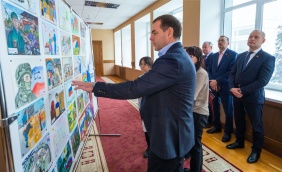 Александр Лазарев поздравил победителей конкурса детского рисунка «Россия помогает»