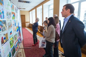 Александр Лазарев поздравил победителей конкурса детского рисунка «Россия помогает»