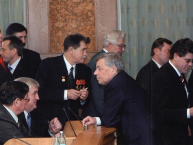 Губернатор Челябинской области П.И. Сумин перед торжественным заседанием Законодательного Собрания, посвященного 15-летию областного парламента. 25 июня 2009 г.