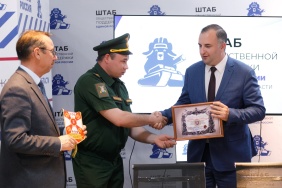Председатель Законодательного Собрания Олег Гербер встретился с военнослужащим войсковой части 6-го гвардейского танкового полка