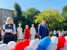 Ежегодно депутаты областного парламента принимают участие в праздничных линейках.