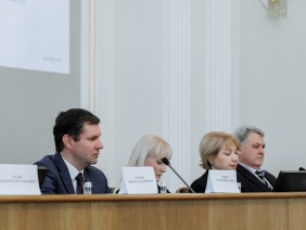 Председатель комитета Законодательного Собрания по социальной политике Сергей Буяков поприветствовал участников методической школы учителей истории и обществознания 