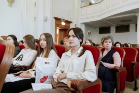 Председатель комитета Законодательного Собрания по социальной политике Сергей Буяков поприветствовал участников методической школы учителей истории и обществознания 