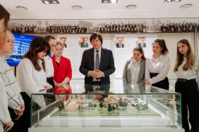 Председатель Законодательного Собрания Александр Лазарев дал старт парламентским урокам