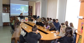 В магнитогорской Библиотеке мира по инициативе депутата Законодательного Собрания Челябинской области Павла Шиляева для старшеклассников был проведен парламентский урок.