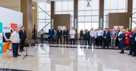 Александр Лазарев поздравил трудовой коллектив и ветеранов ЧТПЗ с 80-летием предприятия и наградил лучших сотрудников Почетными грамотами и благодарственными письмами областного парламента