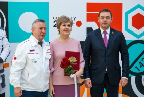 Александр Лазарев поздравил трудовой коллектив и ветеранов ЧТПЗ с 80-летием предприятия и наградил лучших сотрудников Почетными грамотами и благодарственными письмами областного парламента