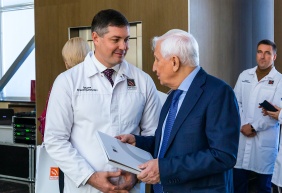 Александр Лазарев поздравил трудовой коллектив и ветеранов ЧТПЗ с 80-летием предприятия и наградил лучших сотрудников Почетными грамотами и благодарственными письмами областного парламента