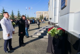 На здании заводоуправления ЧТПЗ открыли мемориальную доску Александру Анатольевичу Федорову