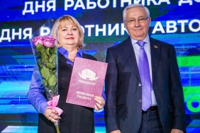 Заместитель председателя Законодательного Собрания Юрий Карликанов поздравил работников дорожного хозяйства и автомобильного транспорта