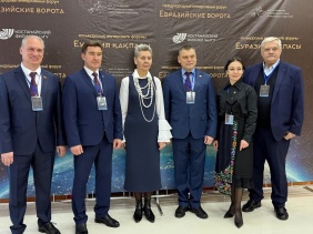 22 ноября 2024 года в Костанае состоялся форум приграничного сотрудничества, организованный Челябинским государственным университетом совместно с представителями Республики Казахстан. В Форуме приняли участие представители власти, бизнеса, культуры, образования и науки, средств массовой коммуникации двух стран. Мероприятие было посвящено обсуждению вопросов укрепления экономических, научно-образовательных, культурных и социальных связей между двумя странами, особенно в контексте приграничных регионов. 