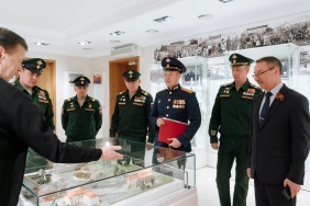 Первый заместитель председателя Законодательного Собрания Денис Моисеев встретился с военнослужащими 90-й танковой дивизии