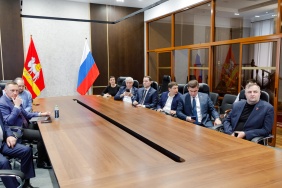 Депутаты Законодательного Собрания слушают прямую линию губернатора Челябинской области Алексея Текслера с жителями региона