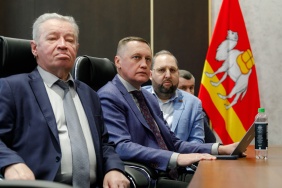 Депутаты Законодательного Собрания слушают прямую линию губернатора Челябинской области Алексея Текслера с жителями региона