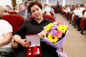 Премию Законодательного Собрания в сфере здравоохранения вручили шестидесяти лучшим медицинским работникам Челябинской области