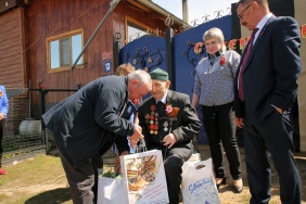 Зайти в гости к ветерану, поговорить в уютной домашней обстановке, расспросить о проблемах и возможности оказания помощи стало доброй традицией не только в преддверии знаменательных дат или праздников.
