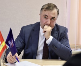 Депутаты областного парламента продолжают декаду приемов граждан по личным вопросам