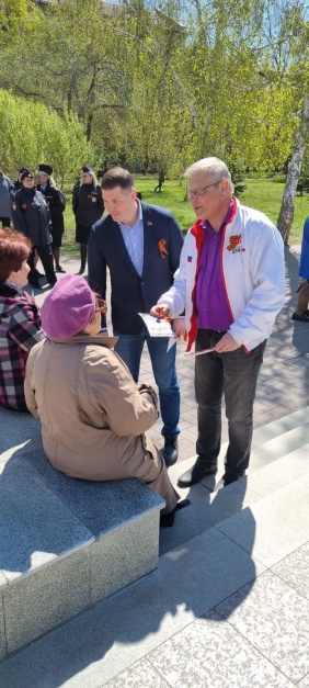 Зайти в гости к ветерану, поговорить в уютной домашней обстановке, расспросить о проблемах и возможности оказания помощи стало доброй традицией не только в преддверии знаменательных дат или праздников.