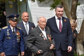 Зайти в гости к ветерану, поговорить в уютной домашней обстановке, расспросить о проблемах и возможности оказания помощи стало доброй традицией не только в преддверии знаменательных дат или праздников.