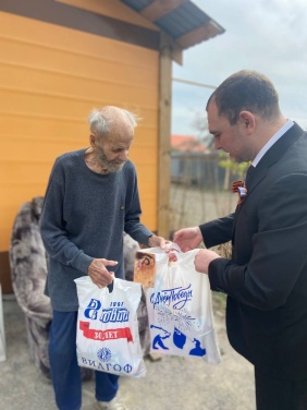 Зайти в гости к ветерану, поговорить в уютной домашней обстановке, расспросить о проблемах и возможности оказания помощи стало доброй традицией не только в преддверии знаменательных дат или праздников.