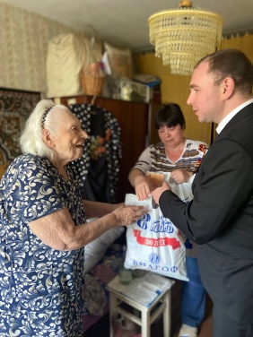 Зайти в гости к ветерану, поговорить в уютной домашней обстановке, расспросить о проблемах и возможности оказания помощи стало доброй традицией не только в преддверии знаменательных дат или праздников.