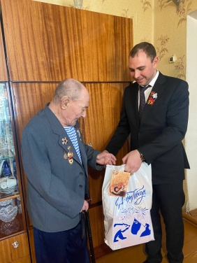 Зайти в гости к ветерану, поговорить в уютной домашней обстановке, расспросить о проблемах и возможности оказания помощи стало доброй традицией не только в преддверии знаменательных дат или праздников.