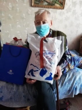 Зайти в гости к ветерану, поговорить в уютной домашней обстановке, расспросить о проблемах и возможности оказания помощи стало доброй традицией не только в преддверии знаменательных дат или праздников.