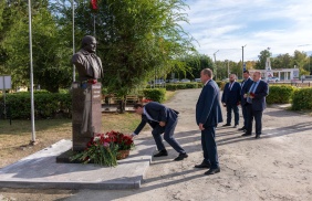 Председатель Законодательного Собрания области Александр Лазарев посетил Пласт и возложил цветы к памятнику Александру Неклюдову, который возглавлял район 35 лет