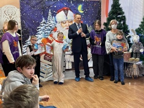 Депутаты Законодательного Собрания продолжают исполнять заветные мечты детей в рамках новогодних благотворительных акций