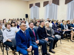 Заместитель председателя Законодательного Собрания Вадим Ромасенко и депутат Светлана Черепухина приняли участие во Всероссийской новогодней акции «Елка желаний»