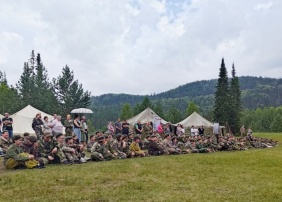 В открытии смены в военно-патриотическом лагере принял участие первый заместитель председателя Законодательного Собрания Челябинской области Денис Моисеев.